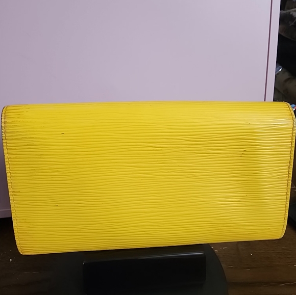 Authentic LOUIS VUITTON Epi Porte Tresor International Snap Wallet in Yellow - Picture 5 of 13